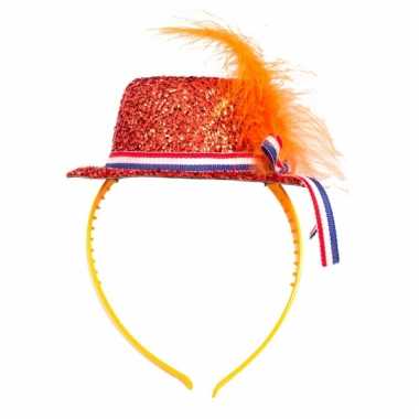 Oranje mini hoedje op haarband