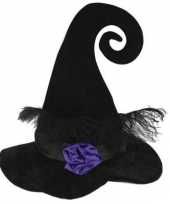 Zwarte heksenhoed met paarse bloem